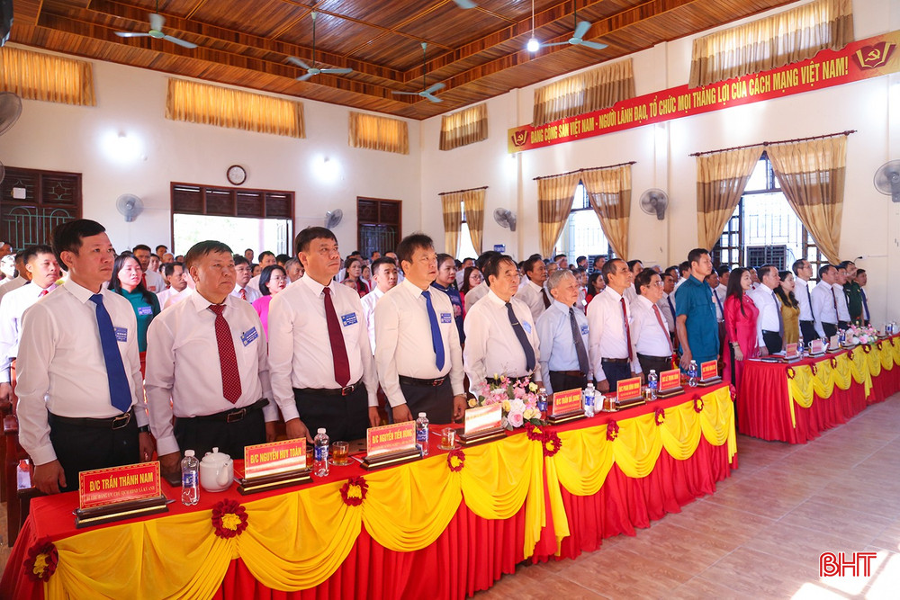Các đại biểu thực hiện nghi lễ chào cờ. Các đại biểu thực hiện nghi lễ chào cờ.