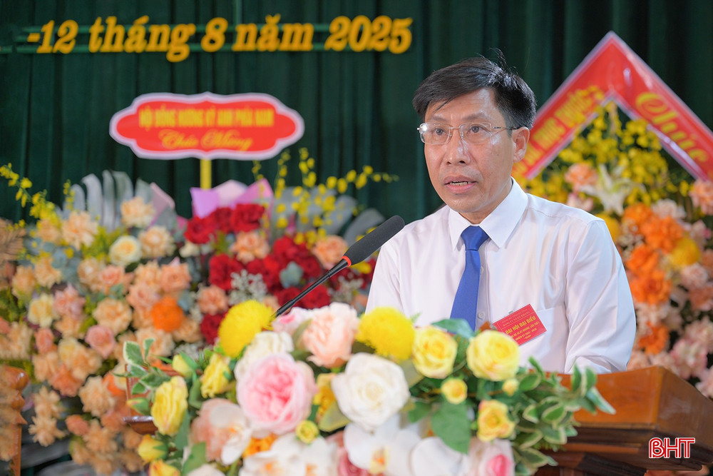 Bí thư Đảng ủy, Chủ tịch HĐND xã Kỳ Khang Hoàng Anh Đức trình bày dự thảo báo cáo chính trị. Bí thư Đảng ủy, Chủ tịch HĐND xã Kỳ Khang Hoàng Anh Đức trình bày dự thảo báo cáo chính trị.