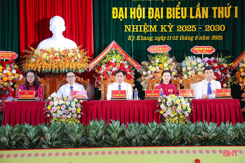 Đoàn chủ tịch chủ trì đại hội. Đoàn chủ tịch chủ trì đại hội.