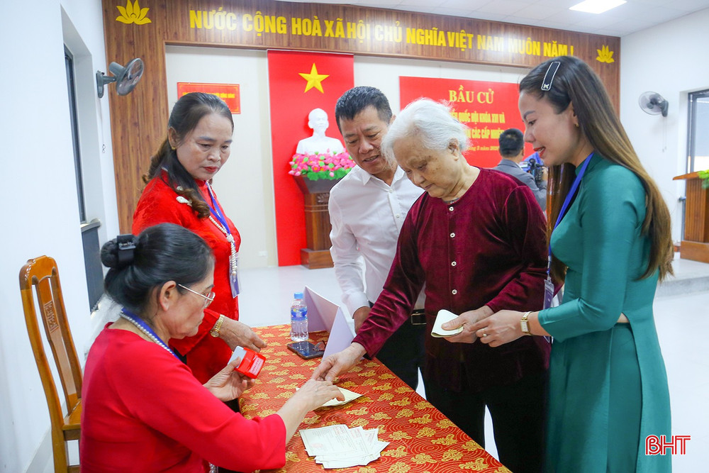 Tại điểm bỏ phiếu, công tác hướng dẫn cử tri được chú trọng nhằm bảo đảm việc bỏ phiếu diễn ra trật tự, đúng quy trình.