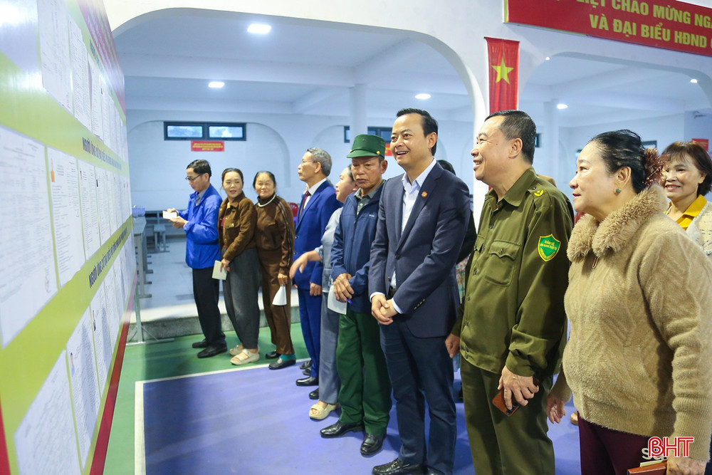 Trưởng ban Tuyên giáo và Dân vận Tỉnh ủy Hà Văn Hùng cùng đông đảo cử tri của 2 tổ dân phố 10 và 12 (phường Thành Sen) theo dõi danh sách ứng cử viên.