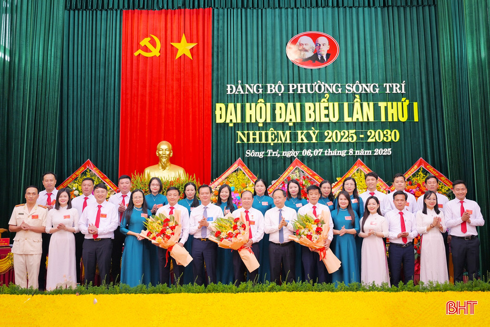 Lãnh đạo tỉnh tặng hoa chúc mừng Ban Chấp hành Đảng bộ phường Sông Trí nhiệm kỳ mới. bqbht_br_dsc-1777-1.jpg