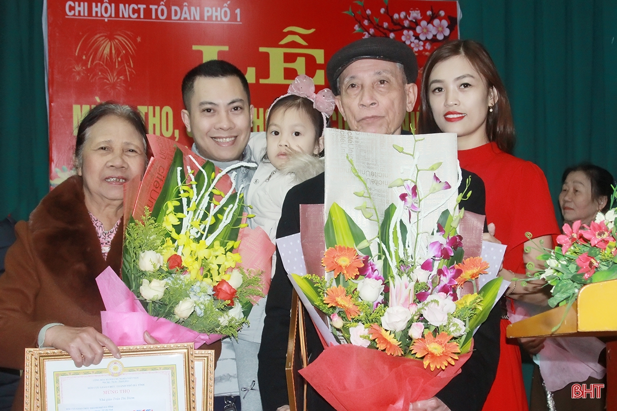 Một mùa xuân tươi tràn ánh sáng khắp nơi nơi”