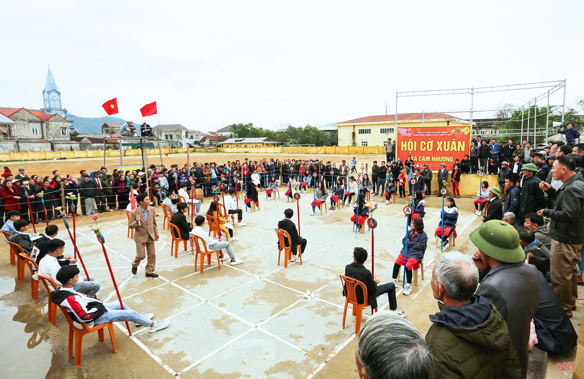 Một mùa xuân tươi tràn ánh sáng khắp nơi nơi”