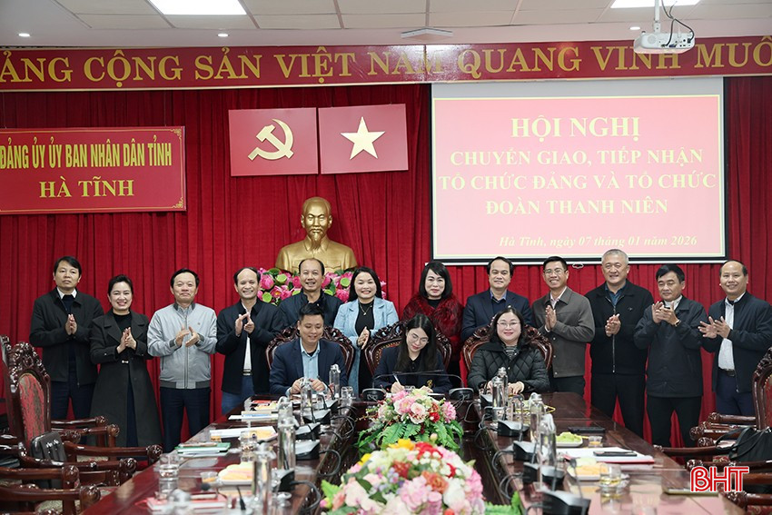 ... và chứng kiến lễ ký kết bàn giao tổ chức đảng, đảng viên.