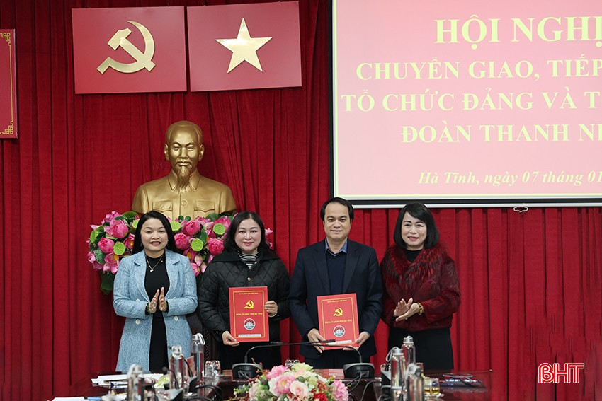 Lãnh đạo Ban Tổ chức Tỉnh ủy, Đảng ủy UBND tỉnh trao quyết định...