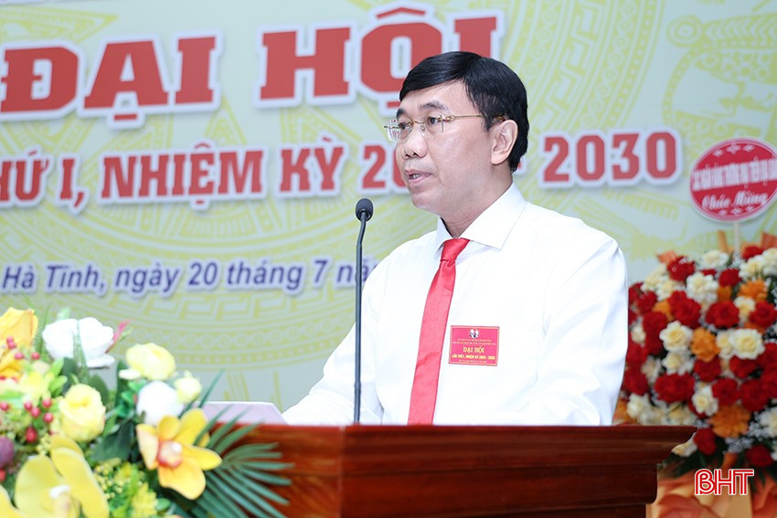 Phó Giám đốc NHNN chi nhánh Khu vực 8 Nguyễn Đức Đồng trình bày báo cáo chính trị. bqbht_br_img-4864.jpg