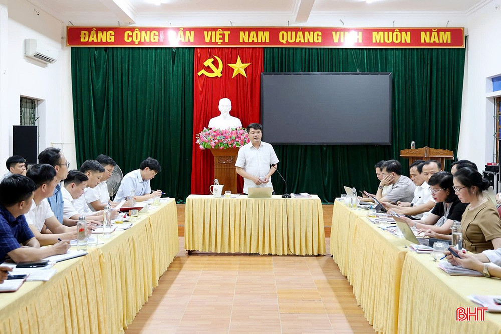 Chủ tịch Ủy ban MTTQ tỉnh Trần Nhật Tân chủ trì hội nghị. Chủ tịch Ủy ban MTTQ tỉnh Trần Nhật Tân chủ trì hội nghị.
