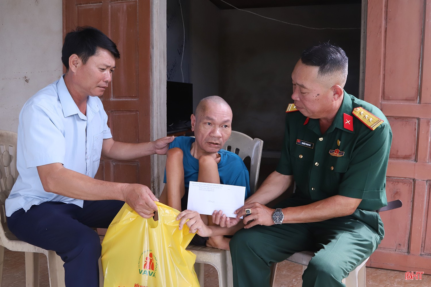 Cán bộ Hội Nạn nhân chất độc da cam/Dioxin tỉnh và chính quyền địa phương thăm hỏi, động viên ông Sử Văn An.