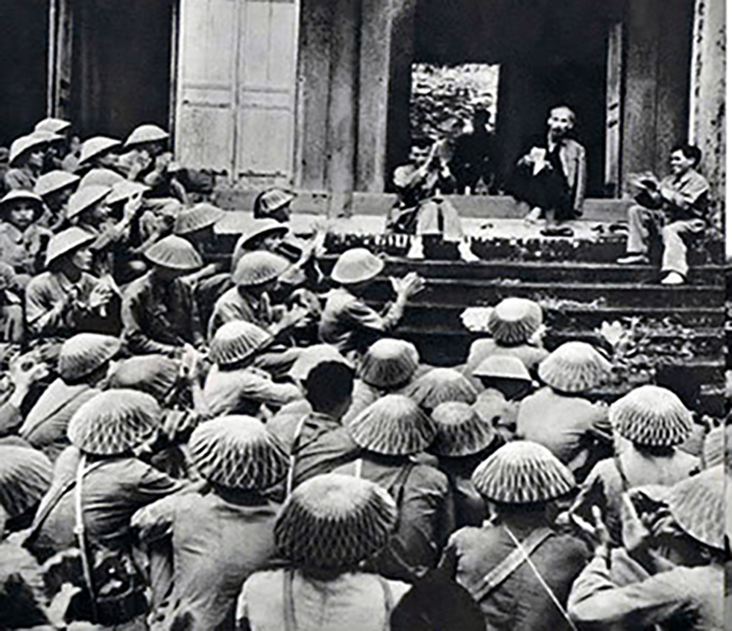 Bác Hồ nói chuyện với Đại đoàn Quân tiên phong tại Khu di tích lịch sử Đền Hùng năm 1954. Ảnh tư liệu