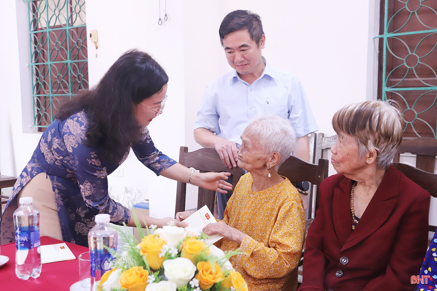 Phó Chủ tịch UBND tỉnh Nguyễn Thị Nguyệt trao quà của Tổng Bí thư, Chủ tịch nước Tô Lâm cho người có công tại trung tâm.