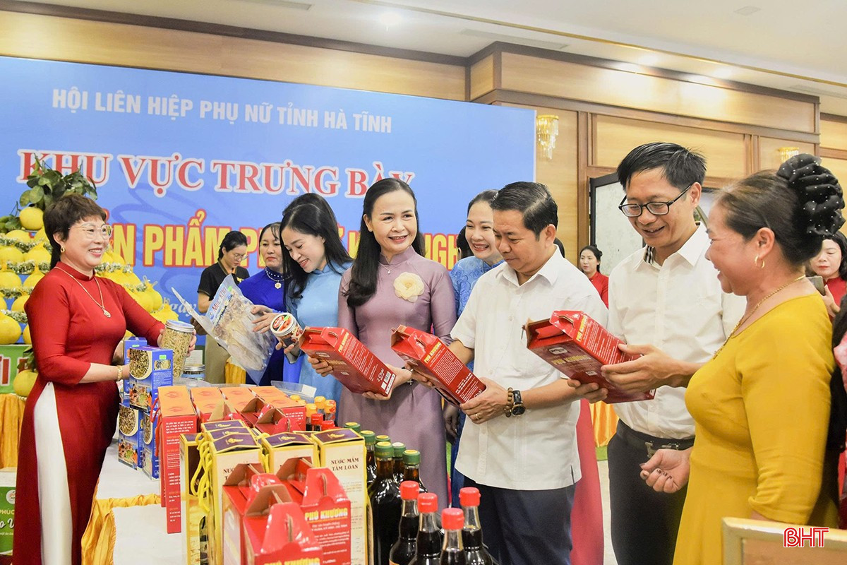 Bà Nguyễn Thị Lệ Hà giới thiệu với các đại biểu về gian hàng và các sản phẩm khởi nghiệp của hội viên phụ nữ bên lề hội nghị tổng kết Đề án 939 - Hỗ trợ phụ nữ khởi nghiệp giai đoạn 2017-2025.