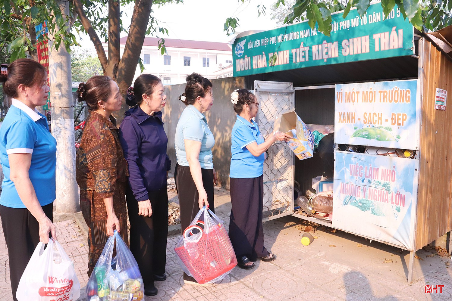 Mô hình "Ngôi nhà xanh tiết kiệm sinh thái" được chị em phụ nữ tổ dân phố 5 Nam Hà, phường Thành Sen triển khai hiệu quả nhiều năm nay.