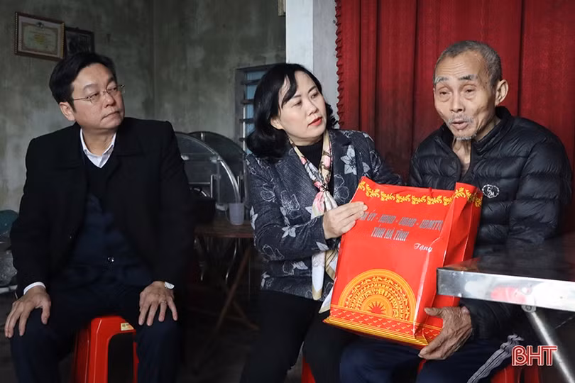 Trưởng ban Dân vận Tỉnh ủy tặng quà tết tại Cẩm Xuyên