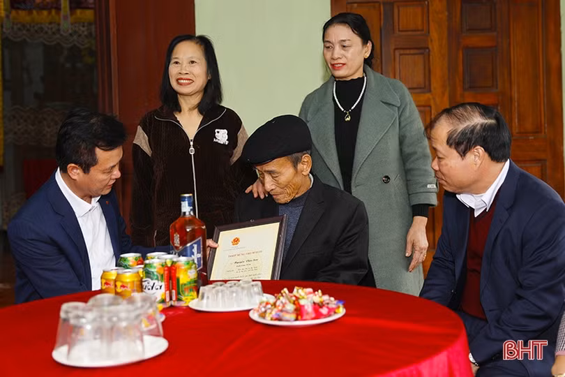 Tặng quà tết cho học sinh nghèo, người lao động, gia đình có công