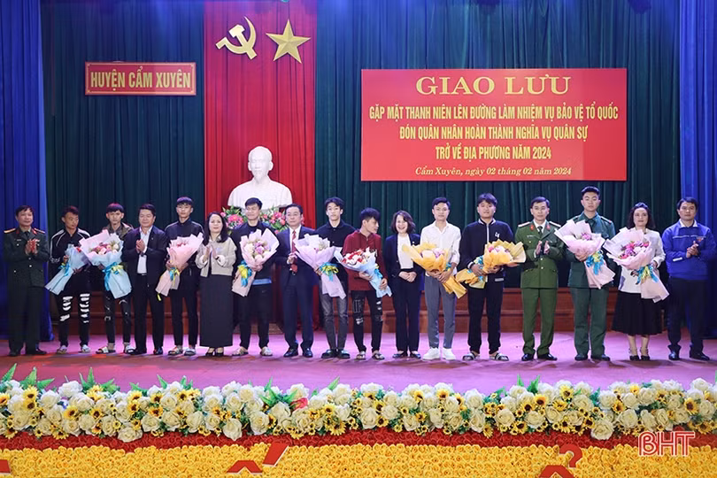 Cẩm Xuyên động viên thanh niên lên đường làm nhiệm vụ bảo vệ Tổ quốc