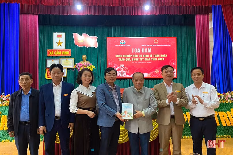 Nhiều suất quà tết tiếp tục đến với các gia đình khó khăn ở Hà Tĩnh
