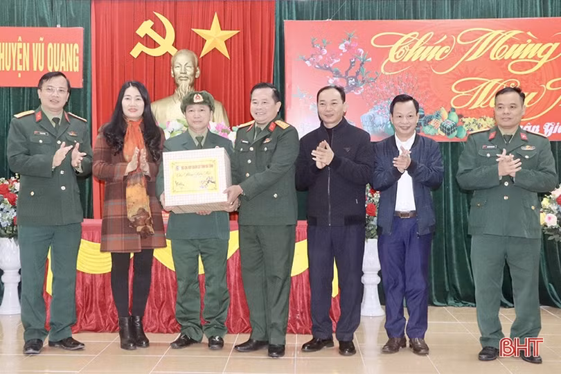 Chỉ huy trưởng Bộ CHQS tỉnh chúc tết lực lượng vũ trang ở Vũ Quang