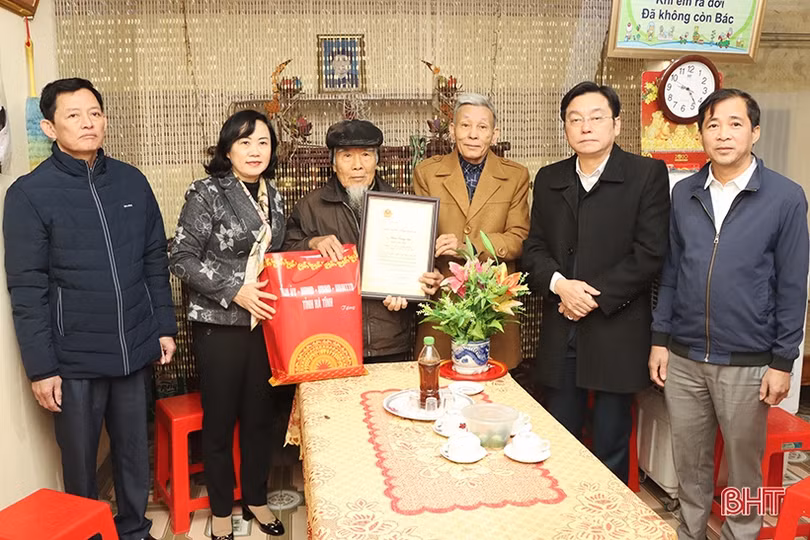 Trưởng ban Dân vận Tỉnh ủy tặng quà tết tại Cẩm Xuyên