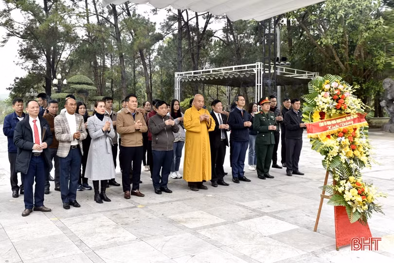 Đoàn cán bộ Hà Tĩnh dâng hương tại nghĩa trang liệt sỹ Trường Sơn, Đường 9
