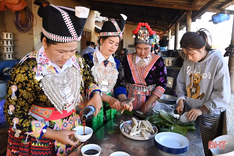 Ấm tình tết Việt trên đất bạn Lào