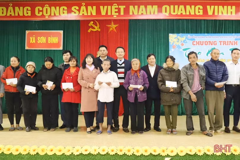 Trao 80 suất quà tết của những người con xa quê cho hộ nghèo Hương Sơn
