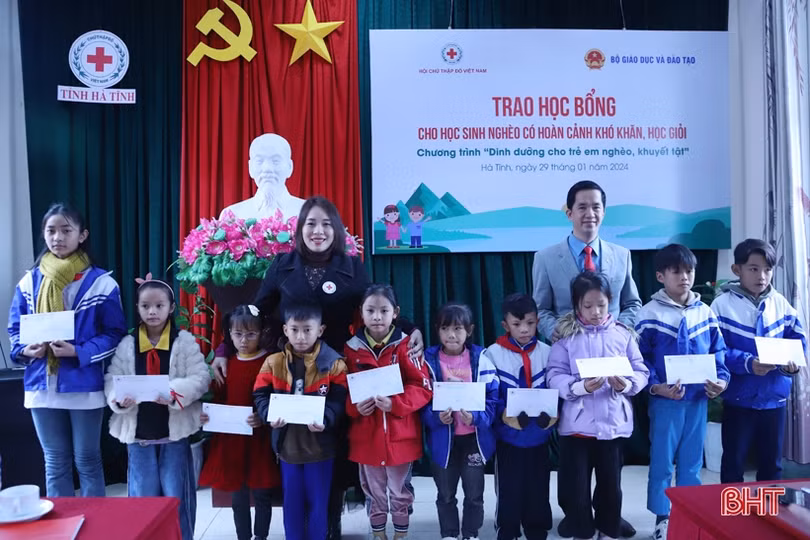 Nhiều phần quà gửi tặng học sinh, bệnh nhân khó khăn