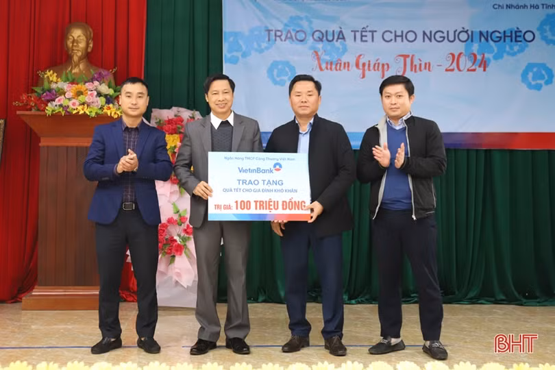 Vietinbank Hà Tĩnh trao 200 suất quà tết cho người dân Hương Sơn