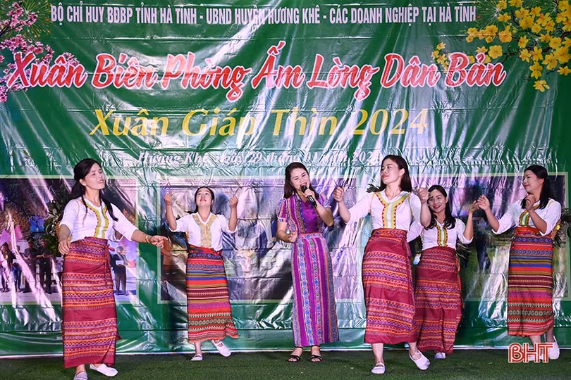 Đồng bào biên giới vui “Xuân biên phòng ấm lòng dân bản”