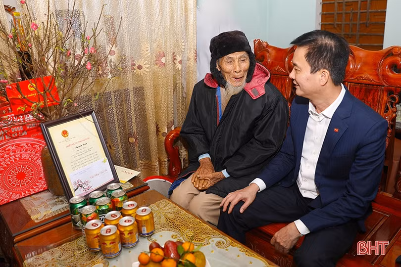Tặng quà tết cho học sinh nghèo, người lao động, gia đình có công
