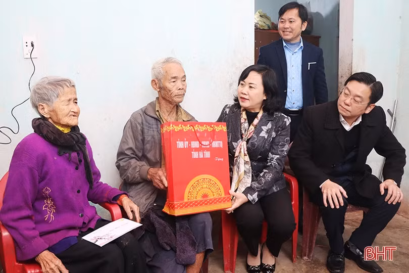 Trưởng ban Dân vận Tỉnh ủy tặng quà tết tại Cẩm Xuyên