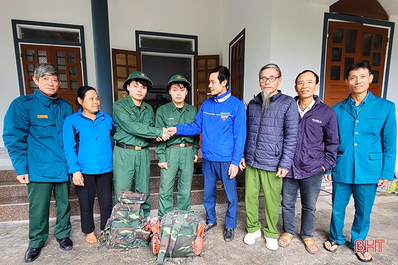 Cặp song sinh ở Hà Tĩnh tình nguyện nhập ngũ