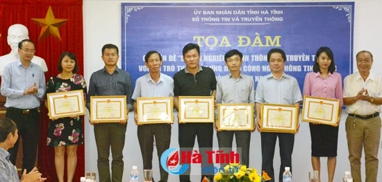 Lãnh đạo tỉnh chúc mừng, dự gặp mặt nhân Ngày Doanh nhân Việt Nam ảnh 11