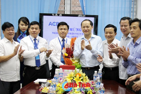 Lãnh đạo tỉnh chúc mừng doanh nghiệp nhân Ngày Doanh nhân ảnh 1