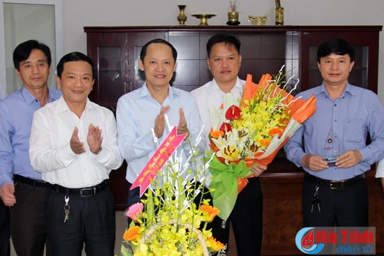 Lãnh đạo tỉnh chúc mừng doanh nghiệp nhân Ngày Doanh nhân ảnh 2 Lãnh đạo tỉnh chúc mừng doanh nghiệp nhân Ngày Doanh nhân ảnh 2