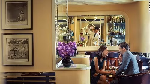Mang một cái tên đậm chất Mỹ, Amercan Bar lại nằm ở thủ đô London, Anh và đã có 126 năm tuổi. Quán bar này thể hiện sự sống lâu bền của văn hóa người Mỹ trở lại Anh trong giai đoạn cuối thế kỷ 19 đầu thế kỷ 20.