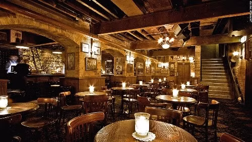 Baxter Inn là nơi bạn có thể thoải mái chọn lựa trong số 600 chai đồ uống ở đây. Quán nằm gọn dưới tầng hầm trong một góc phố nhỏ ở Sydney, Australia.