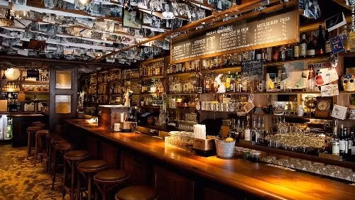 Dead rabbit grocery and Grog được đặt theo tên một băng nhóm người Mỹ - Ireland xuất hiện từ giữa thế kỷ 19. Quán bar ở New York này sẽ đưa bạn về với không gian quá khứ của một tiệm rượu phục vụ cả bia, whiskey và đồ ăn trưa. Drink International nhận xét: "Yếu tối đẳng cấp hàng đầu thế giới chính nằm ở cuộc cách mạng chuyển đổi trải nghiệm bar phong cách người Ireland cùng với chất lượng của từng ly cocktail của quán".