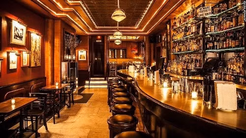 Employee Only được mô tả là một quán bar "tinh túy" ở New York, Mỹ. Nơi đây đáp ứng nhiều nhu cầu của thực khách như là điểm hẹn hò, chỗ kiếm đồ uống trước bữa tối, hay đơn giản là nơi để bạn có buổi chè chén say sưa.