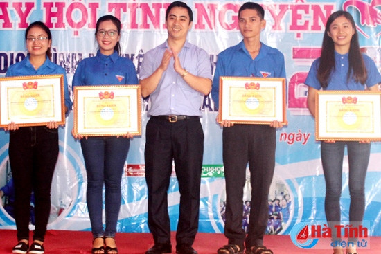 ĐH Hà Tĩnh tổng kết chiến dịch Mùa hè xanh 2015 ảnh 1