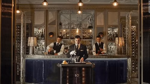 Cannought Bar ở London là quán bar có rất nhiều yếu tố nổi bật từ nội thật trang trí siêu phong cách, đến phục vụ chỉn chu và nhất là những ly cocktail dễ dàng làm say lòng thực khách.