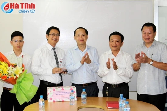 Lãnh đạo tỉnh chúc mừng doanh nghiệp nhân Ngày Doanh nhân ảnh 4 Lãnh đạo tỉnh chúc mừng doanh nghiệp nhân Ngày Doanh nhân ảnh 4