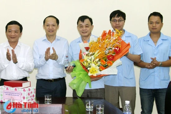 Lãnh đạo tỉnh chúc mừng doanh nghiệp nhân Ngày Doanh nhân ảnh 5 Lãnh đạo tỉnh chúc mừng doanh nghiệp nhân Ngày Doanh nhân ảnh 5