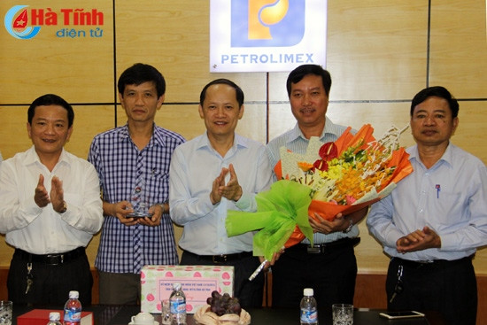 Lãnh đạo tỉnh chúc mừng doanh nghiệp nhân Ngày Doanh nhân ảnh 3