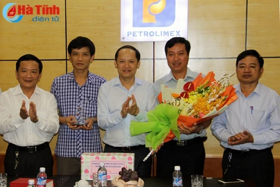 Lãnh đạo tỉnh chúc mừng doanh nghiệp nhân Ngày Doanh nhân ảnh 3 Lãnh đạo tỉnh chúc mừng doanh nghiệp nhân Ngày Doanh nhân ảnh 3