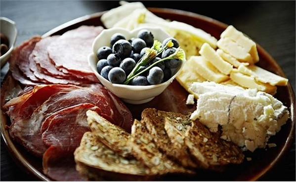 Protein động vật là nguyên nhân phát triển của các tế bào ung thư trong cơ thể. Ảnh: Thomas Barwich Protein động vật là nguyên nhân phát triển của các tế bào ung thư trong cơ thể. Ảnh: Thomas Barwich