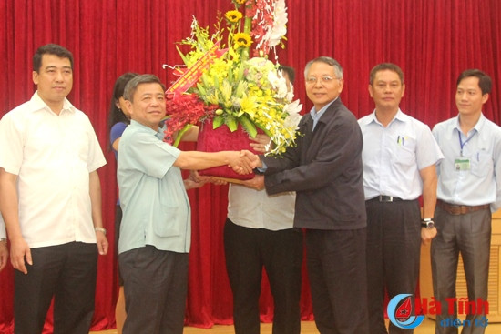 Bí thư Tỉnh ủy Võ Kim Cự chúc mừng lãnh đạo, công nhân viên Công ty TNHH gang thép Hưng Nghiệp Formosa Hà Tĩnh... Bí thư Tỉnh ủy Võ Kim Cự chúc mừng lãnh đạo, công nhân viên Công ty TNHH gang thép Hưng Nghiệp Formosa Hà Tĩnh...