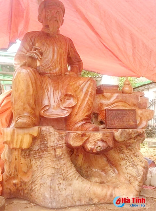 Hoàn thành tượng gỗ Nguyễn Du lớn nhất Việt Nam ảnh 1