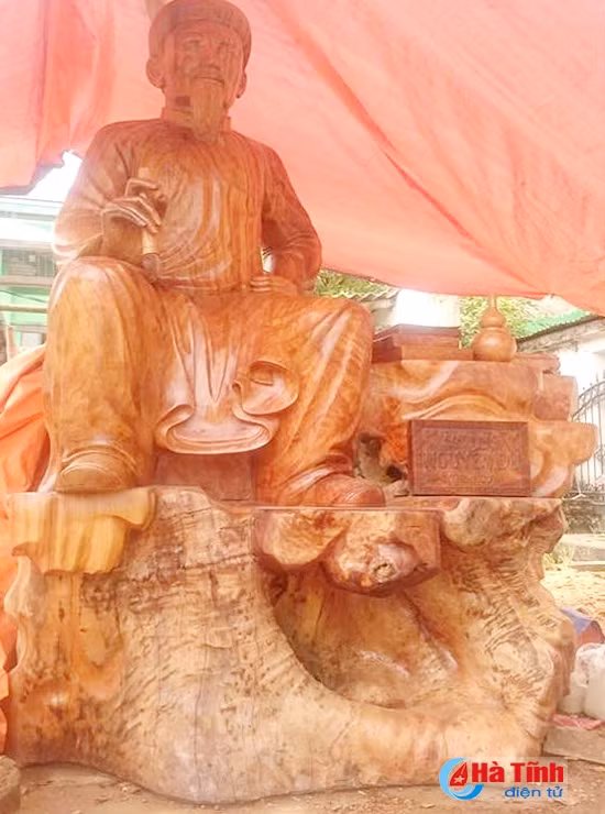 Hoàn thành tượng gỗ Nguyễn Du lớn nhất Việt Nam ảnh 1