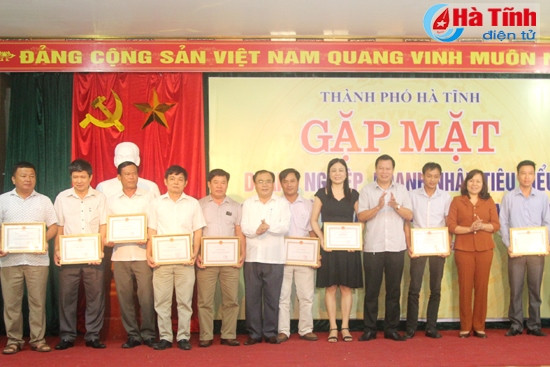 TP. Hà Tĩnh vinh danh doanh nghiệp, doanh nhân tiêu biểu ảnh 2